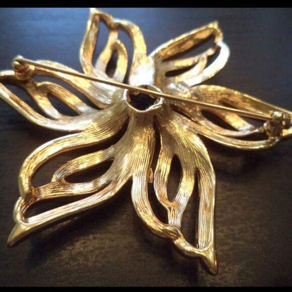VINTAGE ESTATE SIGNED MONET GOLD TONE FLOWER 3" BROOCH EXCELLENT CONDITION - Picture 2 of 8